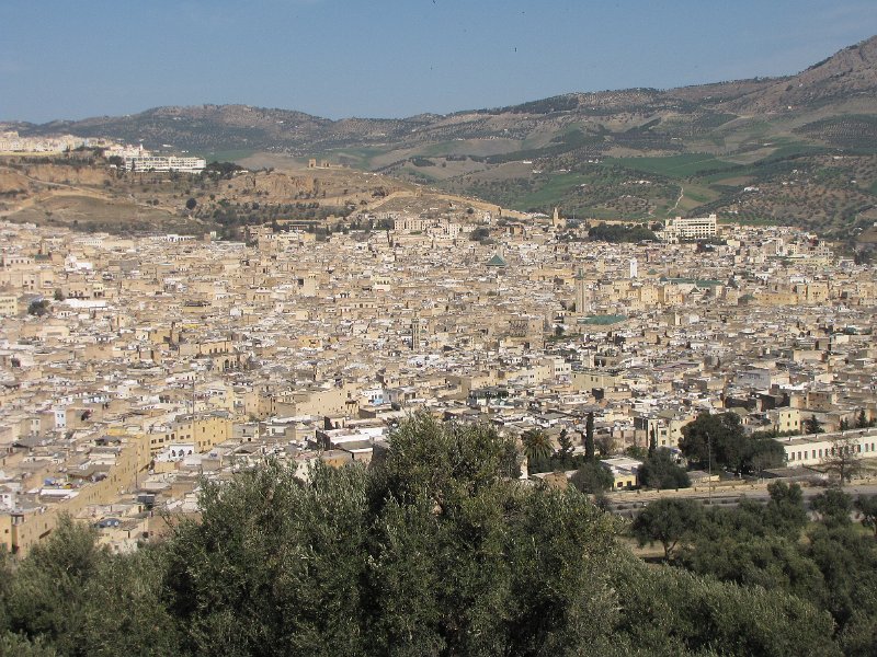 140312_uitzicht op fes.jpg - Na het bezoek aan de Mellach brengt de bus ons naar de rand van de stad. Vanaf een heuvel hebben we een prachtig uitzicht over Fes.